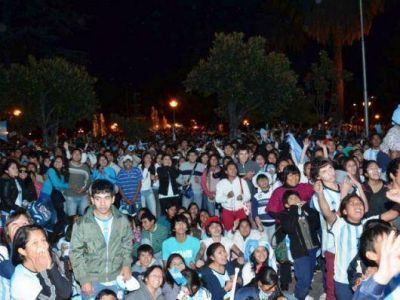Alegr�a y emoci�n tras el triunfo de la Selecci�n Argentina