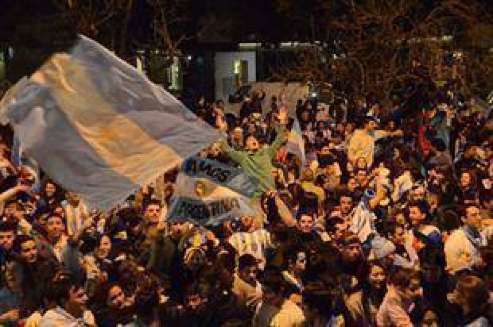 Dos hombres murieron infartados durante el partido de la Argentina con Holanda