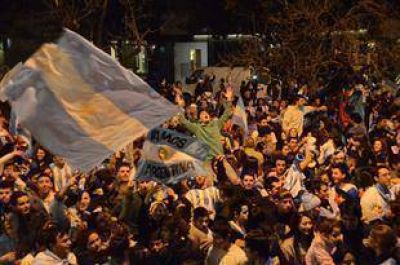 Dos hombres murieron infartados durante el partido de la Argentina con Holanda