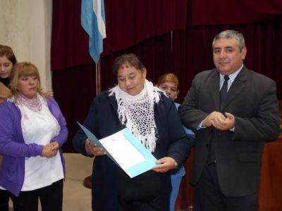 Destacan por su trayectoria a enfermera de Banda de Varela