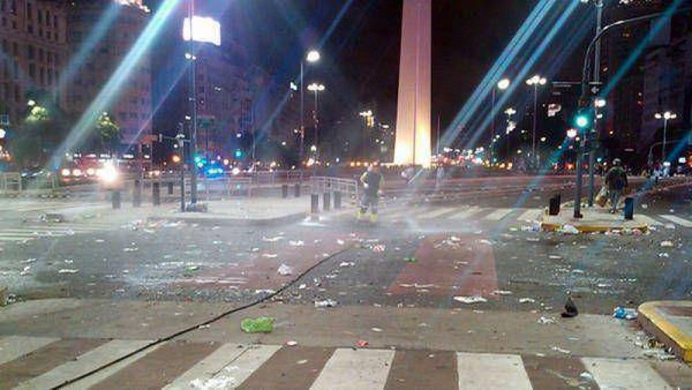 Tras los festejos, suciedad, roturas y operativo limpieza en Capital