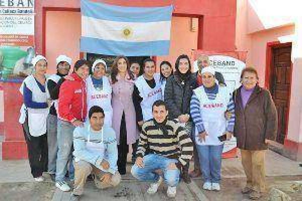 Claudia Zamora hizo entrega de ayuda econ�mica a Aceband
