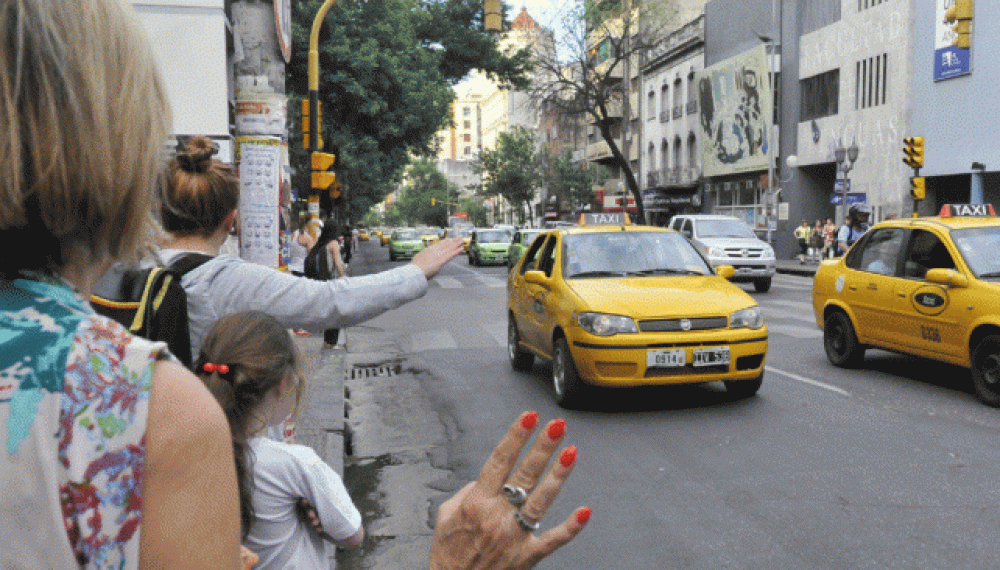 Proponen pago con tarjeta de viajes en taxis y remises