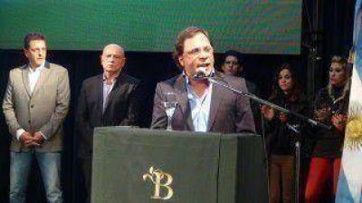 Ante una multitud se lanz� la tarjeta Brown Joven