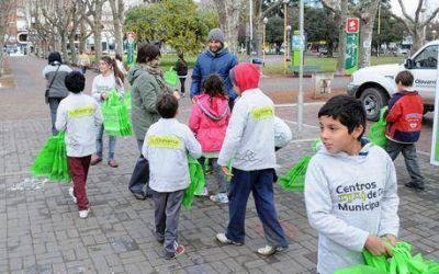 J�venes del Centro de D�a N� 4 regalaron ecobolsas a vecinos de nuestra ciudad