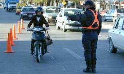 Aplicar�n una contravenci�n a padres de menores que manejen motos