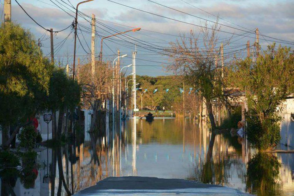 Urribarri continuar� en la zona afectada por la creciente
