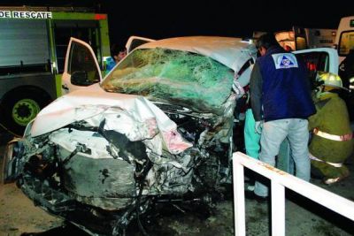 Tres heridos, uno de gravedad, tras choque casi frontal entre cami�n y camioneta
