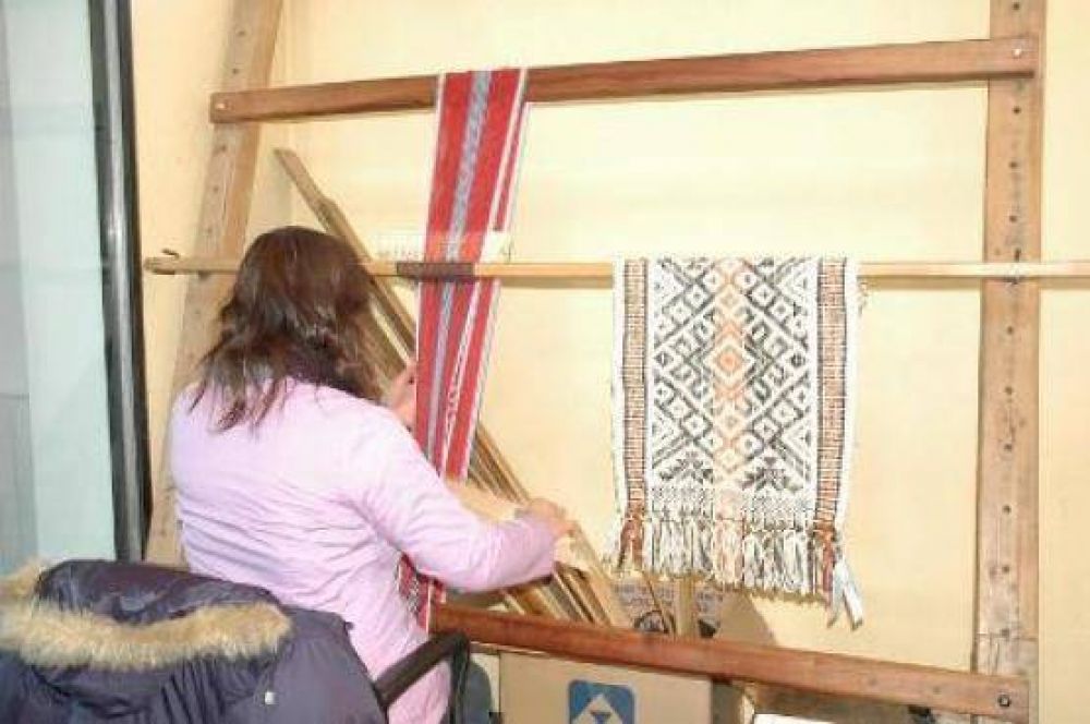 Artesanos santacruce�os participan en b�squeda de la excelencia.