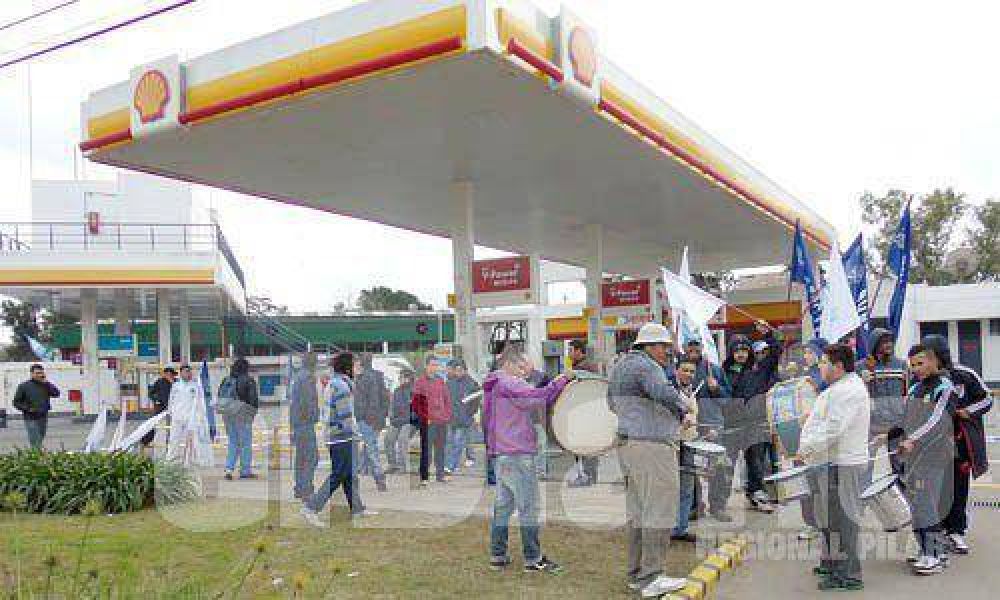 Bloquean estaci�n de servicio por reclamo gremial