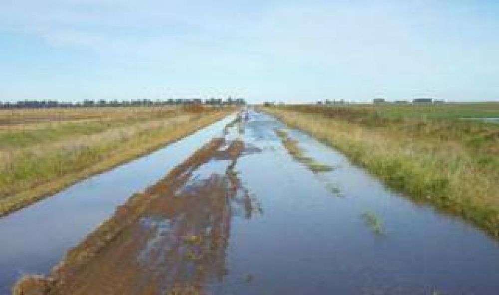 Caminos rurales inundados: Denuncian 290 canalizaciones clandestinas