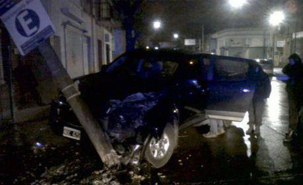 Una camioneta impact� con una columna