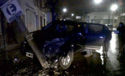 Una camioneta impact� con una columna