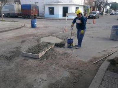 Se realizan obras de bacheo mientras se espera la llegada de la nueva m�quina bacheadora
