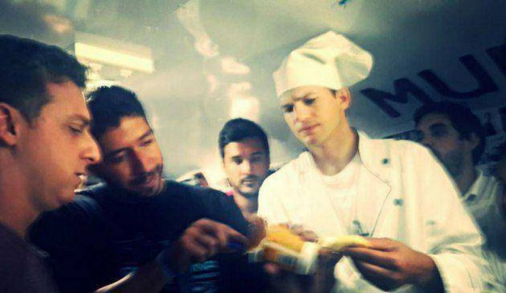 Ashton Kutcher tom� mate con hinchas argentinos en Brasil