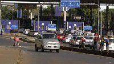 Caravana a Brasil: tres kil�metros de fila en Puerto Iguaz�