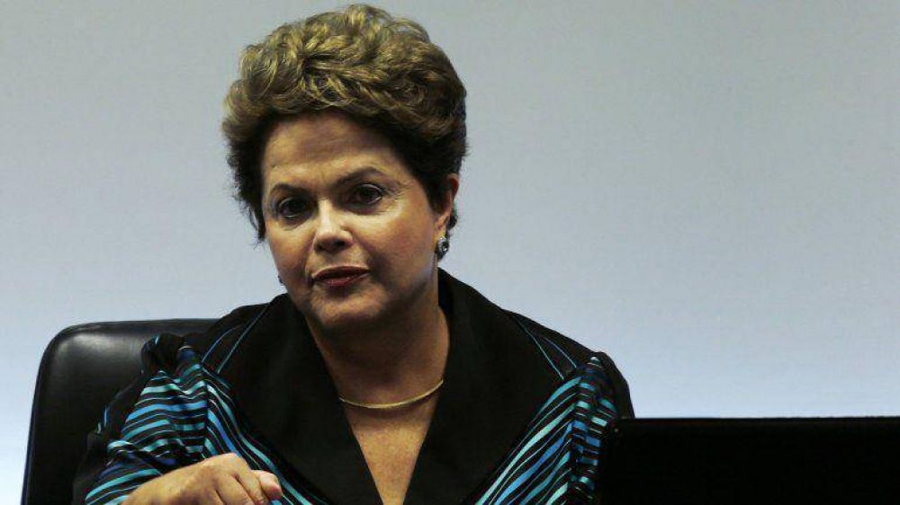 Rousseff se despega del fracaso deportivo: 
