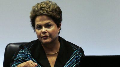 Rousseff se despega del fracaso deportivo: 