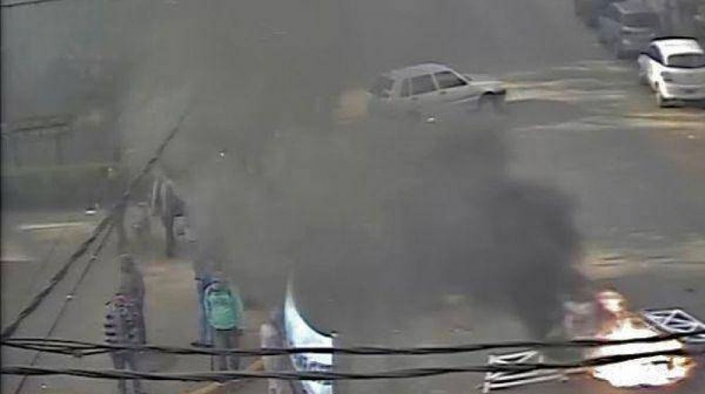 Violenta manifestaci�n de la CTD An�bal Ver�n en el Palacio Municipal