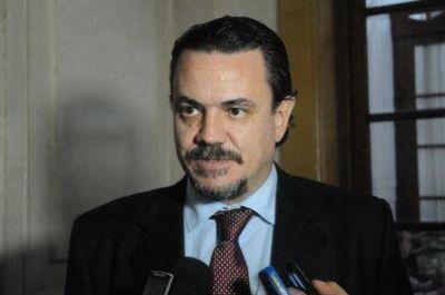 Con el cartel de 