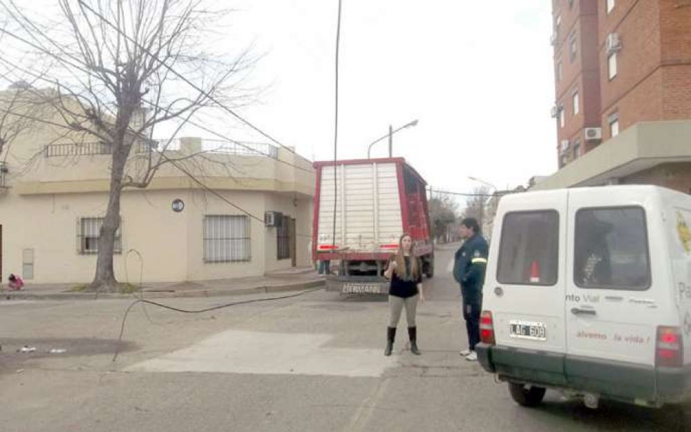 Reparan inconveniente causado por un cami�n