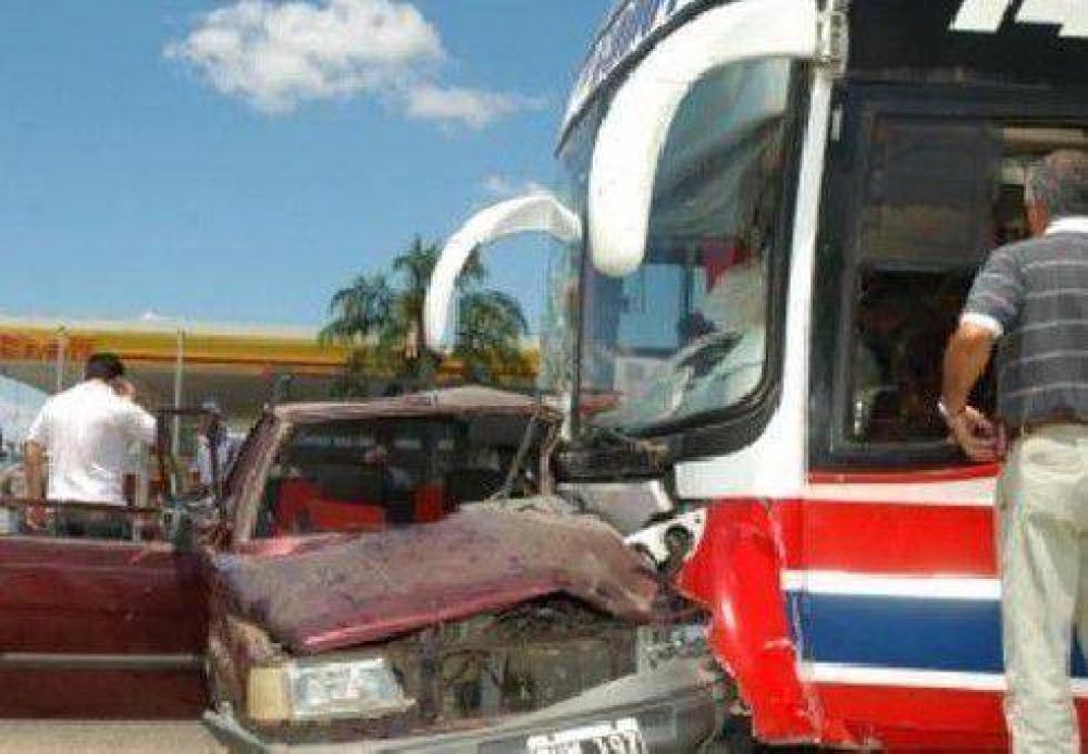 Choque fatal entre un auto y colectivo Sauce