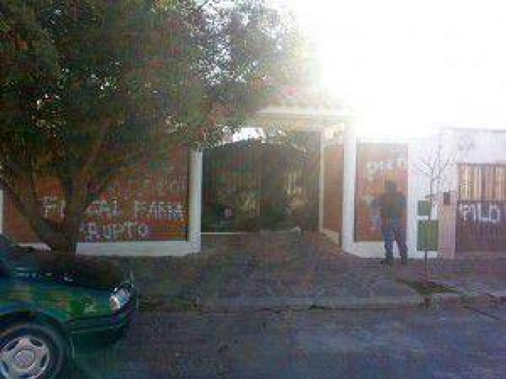 V�ndalos realizaron pintadas intimidatorias en la vivienda de un Fiscal de Investigaci�n