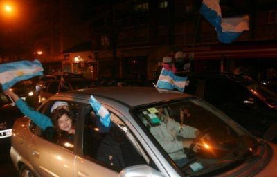 Largas caravanas automovil�sticas recorrieron Mar del Plata celebrando la performance argentina