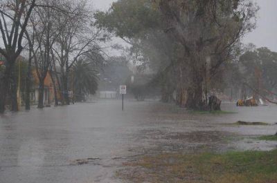 El r�o super� los 3.60 metros y las lluvias complican el panorama