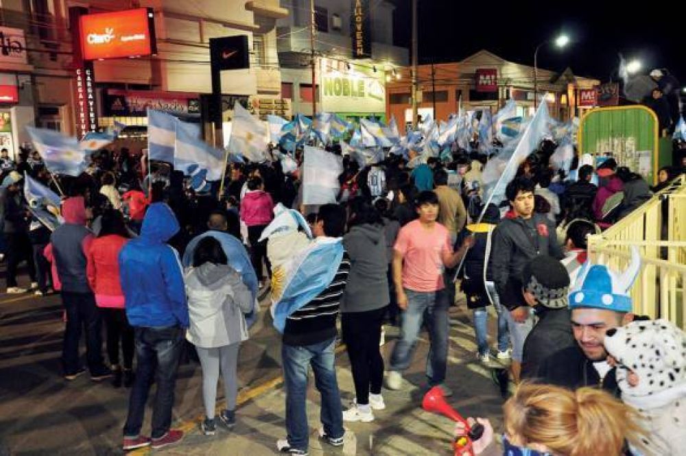 Los comodorenses tambi�n salieron a festejar