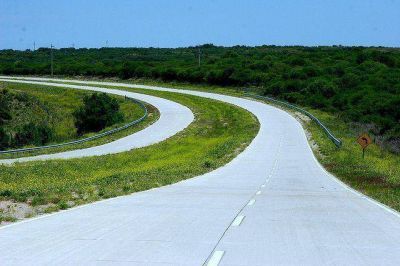 Un camionero se qued� sin frenos y choc� su cami�n contra un cerro para evitar una cat�strofe