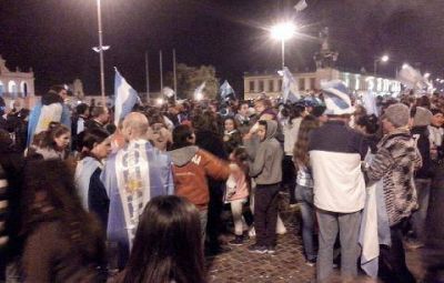 A pesar de la derrota, los lujanenses salieron a rendirle tributo a la selecci�n Argentina