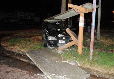 Discuti� con su mujer, le choc� el auto contra una garita y huy�