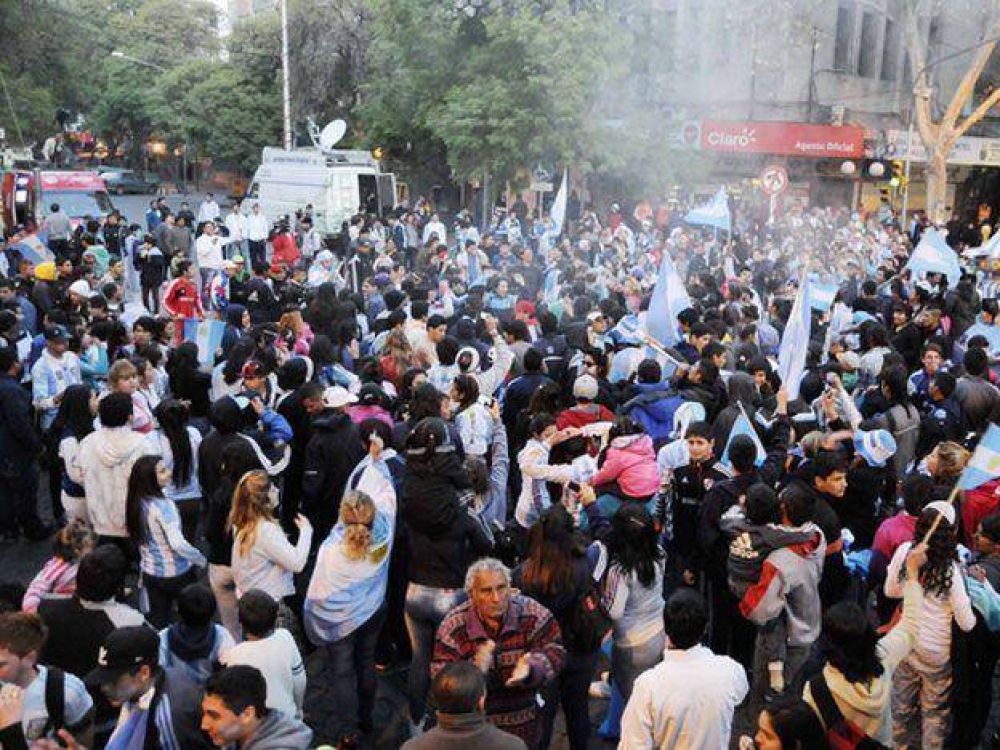 Miles y miles de hinchas se juntaron en Mendoza para celebrar la digna actuaci�n albiceleste