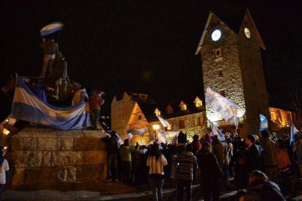Bariloche sali� a las calles a festejar y se lo dedic� a nuestros vecinos