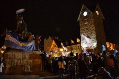 Bariloche sali� a las calles a festejar y se lo dedic� a nuestros vecinos