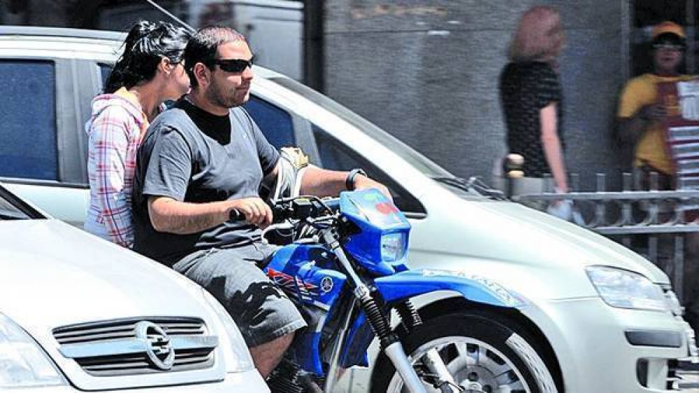 En las motos, los acompa�antes son los que menos llevan casco