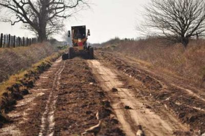 Realiza trabajos de reconstrucci�n de caminos y limpieza de canales 