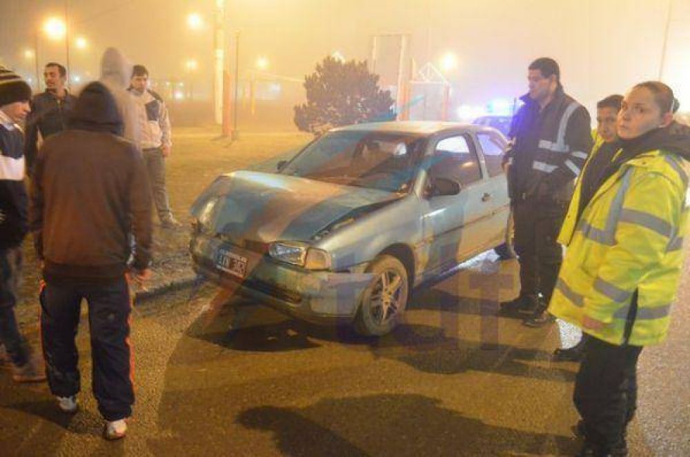 Choc� en la rotonda a otro auto y no pudo pasar el test de alcoholemia