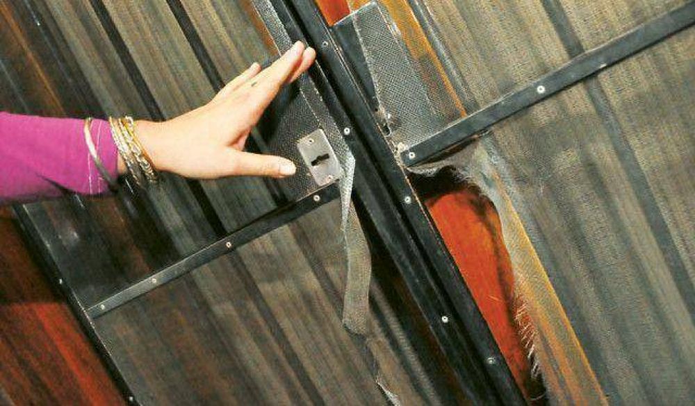 Violentaron una puerta para entrar a robar, se llevaron dinero y electr�nica