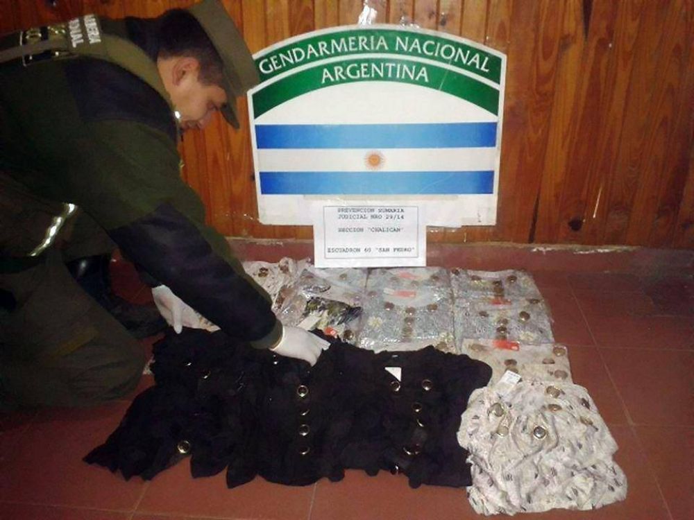 Incautan coca�na dentro de botones de costura