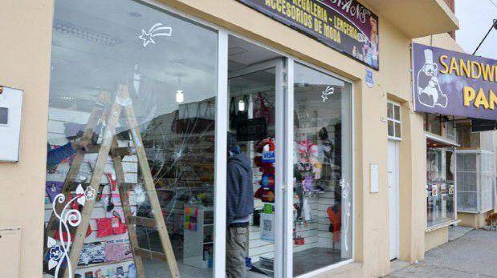 Un apu�alado y seis detenidos por da�os a vidrieras en el centro