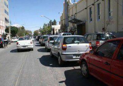 Estacionar en doble fila, una falta cada vez m�s com�n 