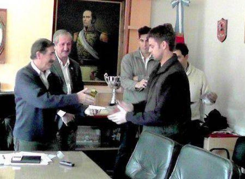 Entregan aporte municipal para entidades deportivas