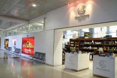 Todav�a no pueden cobrarle la tasa a los locales del aeropuerto