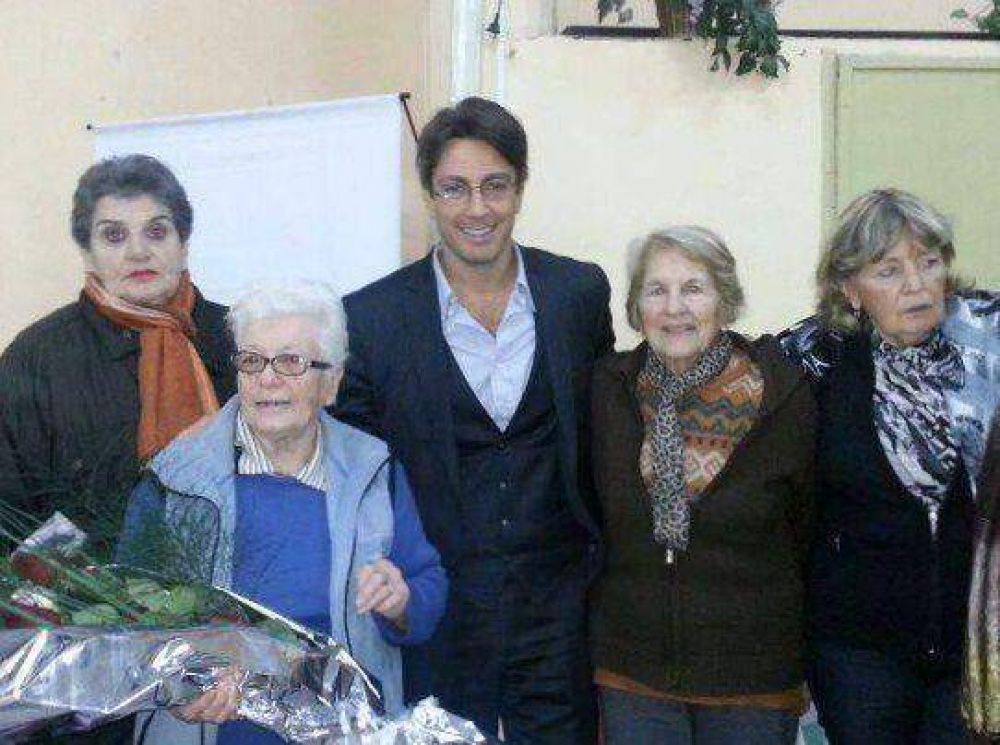 El concejal �Nunzio� se mostr� con funcionario macrista en reuni�n con abuelos en Quilmes