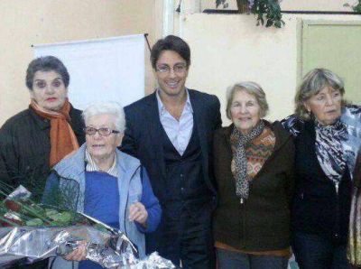 El concejal �Nunzio� se mostr� con funcionario macrista en reuni�n con abuelos en Quilmes