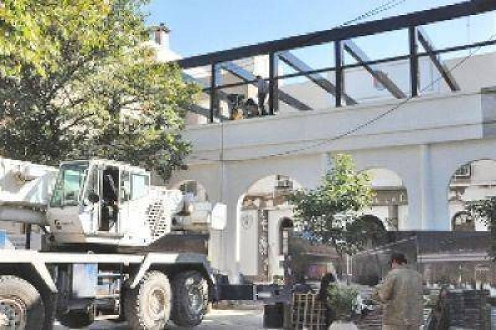 Entr� en su etapa final la obra de de la fachada de la Municipalidad de la Capital