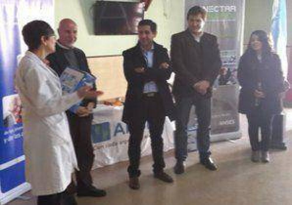 El nuevo titular de ANSeS entreg� netbooks en la Escuela Especial N� 502