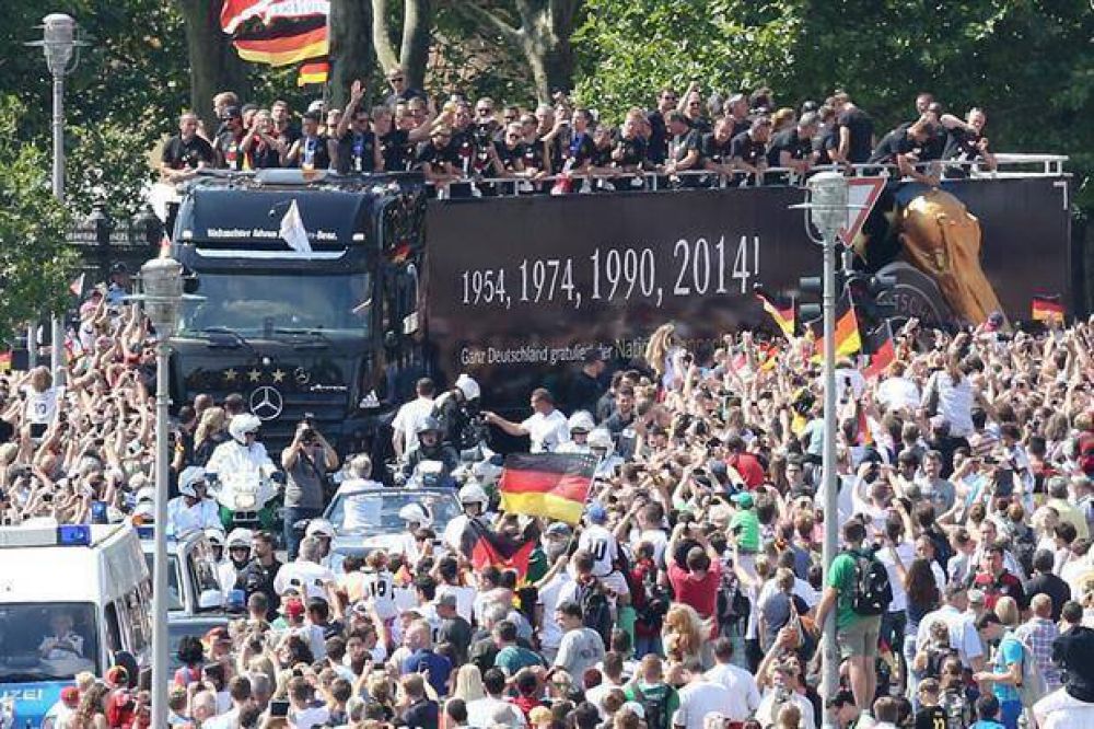 La alegra es alemana: una multitud recibi a la Copa del Mundo en Berln